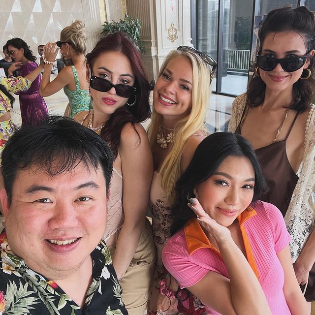 Let’s go to the beach 🏖️ with Team Kevin Universal Woman @laurylike 🇵🇱 @kr1stos 🇲🇩, @rairica21 🇱🇹 & @jocilynchin.official 🇸🇬 @universalwomanofficial #universal #pageant #love #life #peace #world #photography #picture #beach #sihanoukville #kohrong #cambodia