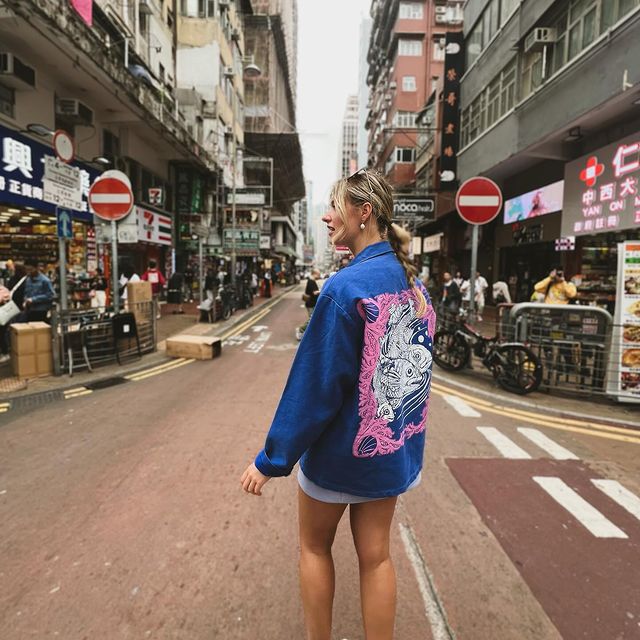 Keep it simple but special ✨
Lost in the streets of Hong Kong 🏙️🇭🇰

Jacket by @ministryofupcycling_ 
Jewellery @celiavonbarchewitz 

#throwback #ministryofupcycling #danielkroh #upcycling #upcyclingfashion #berlin #hongkong #berlindesigner #streetwear #oldtonew #hongkongfashion #hongkongfashionweek #hongkongblogger