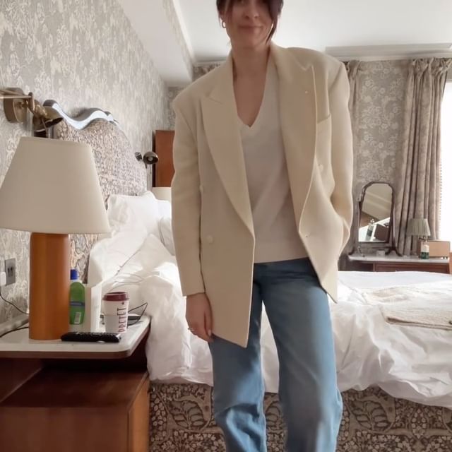 GRWM for my beauty launch. 

#ad information: This video features some products from my current @beautypie collection

Sweater from @uniqlo 
Jacket from @raeyofficial 
Jeans @aninebing 
Shoes @aeyde
Chanel bag @openforvintage 
Worlds most comfortable bra @fantasie_lingerie 😂 (sorry guys)

Zipp micro current device from @currentbody

#grwm #beautypie #beautypiexsamchapman