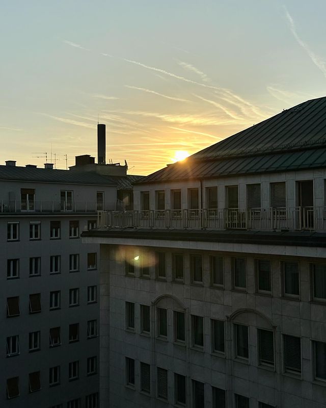 Watching the sunsets at @elayahotels in Vienna is like witnessing a beautiful painting unfold before your eyes. With its central location, staying at #ElayaHotels adds an extra spark to your trip. Whether it’s wandering through its historic streets or savoring a slice of Sachertorte in a quaint café, Vienna always feels like coming home.

@gshhotels #elaya #elayahotels #elayaviennacitycenter #gshhotels