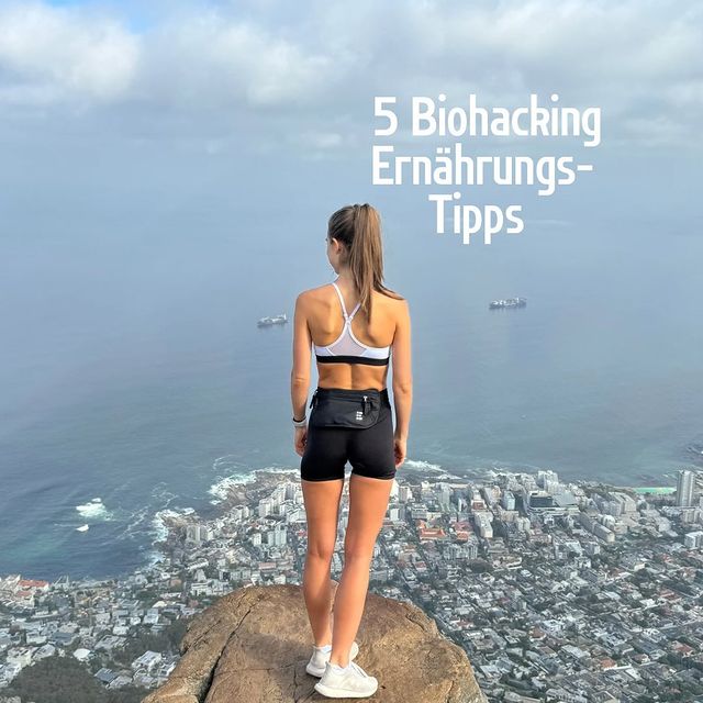 5 Biohacking Ernährungs-Tipp

Hi, ich bin Hannah - Biomedizinerin und angehende Psycho- Neuro- Immunologie Therapeutin. 
Falls dich die Themen Longevity, Stressmedizin und Darmgesundheit interessieren, dann begleite mich gerne auf meiner Reise. 🫶🏼

1. Eine proteinreiche Ernährung kann dabei helfen, den Körper mit essentiellen Aminosäuren zu versorgen, die für den Muskelaufbau und verschiedene Stoffwechselprozesse wichtig sind.

2. Toxine und Umweltbelastungen sind wir 24/7 ausgesetzt - die brauchen wir nicht auch noch in unserer Nahrung

3. Die Gesundheit des Darms spielt eine wichtige Rolle für unser Immunsystem und Nervensystem - und dessen Kommunikation ist die Basis.

4. Die Verdauung beginnt nicht im Darm, sondern im Mund - das vergessen wir gerne. 

5. Mache die 4-7-8 Atmung vor dem Essen und entspanne dich, sonst kann dein Darm nicht optimal arbeiten. 

Melde dich gerne bei Fragen. 🫶🏼

Gut ahead
Hannah ♥️

#biohacking #darmgesundheit #longevity #longevitylifestyle