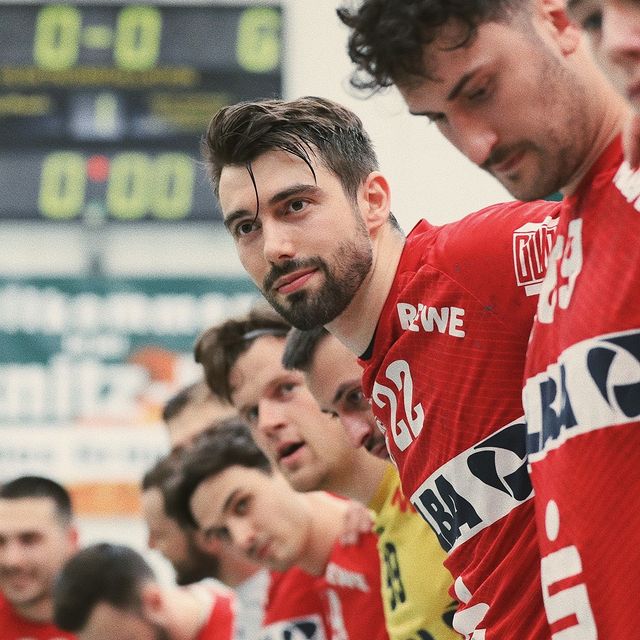 “The only one who can tell you ‘you can’t win’ is you. And you don’t have to listen.”🤝🏼#team 
.
.
.
shot by @infowerner 
.
.
#handball#handballer#handbol#handballplayer#inspiration#quote#zitat#motivational#goals#believe