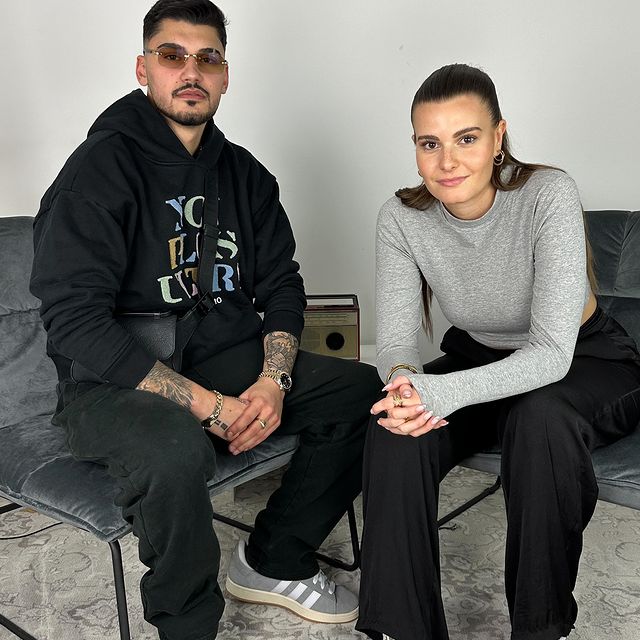 @zymba im Interview mit @mille_sa 💥🔥 Zymba und Red Cups gehören zusammen - aber warum eigentlich? Wie kam es dazu? Das und noch viel mehr hört ihr bei ‚Rap Mich Am Arsch‘ im READY FOR TAKE OFF - TOUR Special ab 20 Uhr! 🕗 📻 
.
.
.
.
#zymba #deutschrap #rap #kissfmberlin #berlin