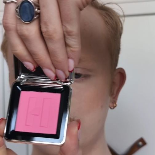 The pigment was a jump scare! What do the new formula @hauslabs colour fuse blushes look like on pale skin? 

What do you think? 

Available from @sephorauk - gifted product 

#hauslabs #paleskinmakeup #lgbtqbeauty #sephorauk