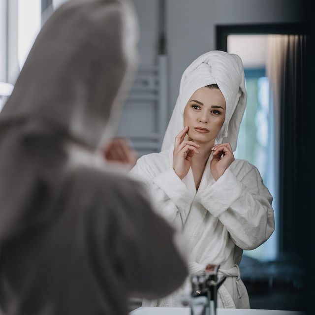 Get ready with me 🧖🏽‍♀️✨ 1 or 2? 📸 

Fotografie: Tallygraphy Fotografie / @tallygraphy 
Styling: Lisa Zander / @lisaz.mua 
Location: Holiday Inn Lübeck / @holidayinnluebeck