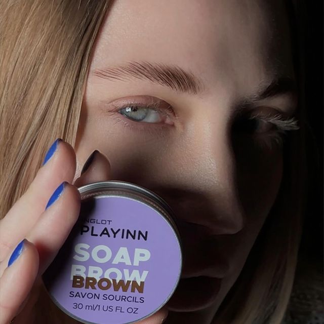 Tauche ein in die Welt der perfekt geformten Augenbrauen mit Playinn Inglot Soap Brow Brown von @inglot_cosmetics ! 🌟 Diese innovative Formel gibt deinen Brauen einen natürlichen, aber dennoch definierten Look, der den ganzen Tag hält. 💁‍♀️ Schluss mit unruly Brauen - jetzt ist es Zeit für Brow Game Strong! 

Und das Beste daran? Playinn Inglot Soap Brow Brown bietet nicht nur den begehrten Augenbrauenlamierungslook, sondern färbt auch sanft die Härchen für einen noch intensiveren Effekt! 🎨 Erlebe die Vielseitigkeit dieser innovativen Formel, die deine Brauen nicht nur formt, sondern auch eine subtile Färbung verleiht, um deinem Look das gewisse Extra zu verleihen. Hol dir jetzt die ultimative Brauenpflege mit Playinn Inglot Soap Brow Brown bei uns im Studio! ✨ 

Preis: 13,00 €

📍BEAUTYSCHÖN STUDIO, Soldnerstraße 3 in Augsburg 

☎️ +49 (0) 179 936 675 8 

#PlayinnInglot #SoapBrowBrown #Brauenliebe #Augenbrauen #Brauenpflege #BrowGameStrong #BrowTransformation #MakeupMustHave #BeautyEssentials #NatürlichSchön #PerfekteBrauen #MakeupLovers #InstaBeauty #Inglot #InglotCosmetics #BeautySchoen #BeautySchoenStudio