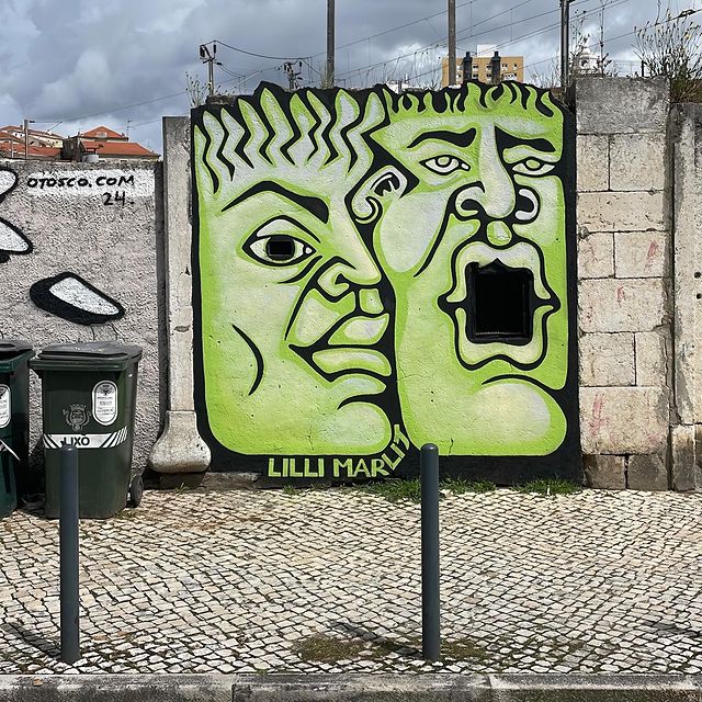 been thinking about what to display inside that mouth foreverrrr and came to the conclusion that, actually, I want to display nothing.

the street is displaying itself inside of it. 

every week I pass by my work and find something new inside the mouth. From random trash someone tossed into it to little artworks built out of wood or stones.

A treasure chest.

📍Largo Marquês Nisa, Xabregas, Lisbon