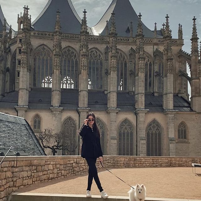 Photo dump en Kutna Hora 🇨🇿

- 1: Bruno y yo devorando en las escaleras del parque con la iglesia de Santa Barbara en el fondo 💋
- 2: Vista a la Iglesia de Santa Barbara desde la calle Barboska ⛪️
- 3: Esculturas de oro en el órgano de la Iglesia de Santa Barbara ⭐️
- 4: Mural aesthetic dentro se la Iglesia de Santa Barbara 🖼️
- 5: Candid de Bruno y yo en la calle ✨
- 6: Columna de la Plaga con la torre de St James al fondo en el centro se la ciudad ☠️

#viaje #instaviaje #republicacheca #chequia #vlog #lenguajeiconic #juanaxsosa #viajes #europa