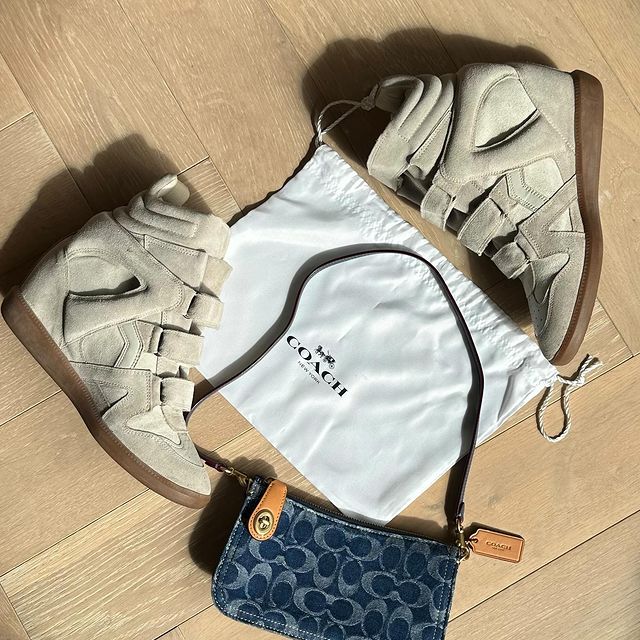 found the perfect Y2K summer bag so you don’t have to and it’s the denim penn shoulder bag!! literally the cutest denim bag EVERRRRRR tysm @coach 🥰

#y2k #y2kstyle #bagaddict #summerfashion #coachbag #denim #y2kfashion #handbags