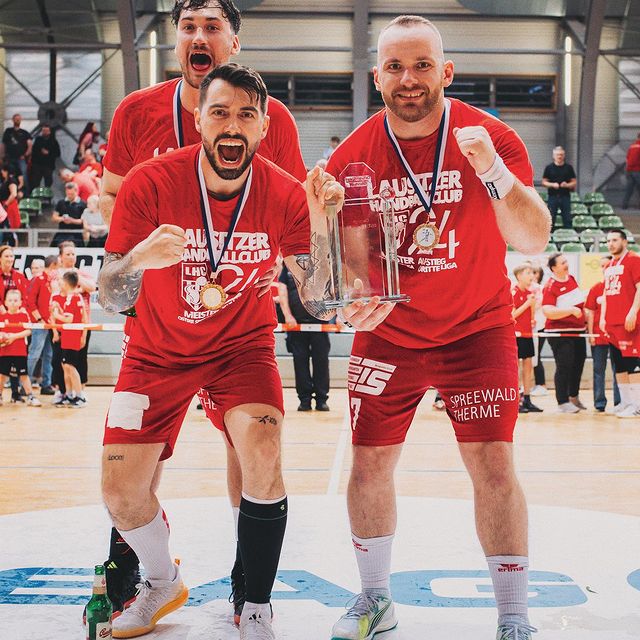 We made it.🤯❤️‍🔥
Was eine verrückte Saison und was für ein Team! Stolz Teil dieser Mannschaft zu sein.💪🏼🏆
#champions#aufstieg#dritteLiga
.
.
.
#handball#handballer#sportler#sport#handbol#aufstieg#athlete#freundschaft#lhccottbus#cottbus#aufsteiger