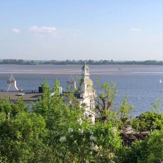 Trip to the river

#spring #may #hamburg #blankenese #beach #treppenviertel #nature #city #travelblog #hh