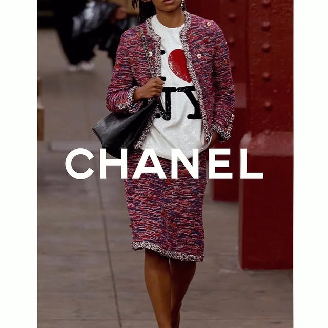 @chanelofficial -  #metiersdart 🚇
Une expérience inoubliable -
Ce show, défiant les conventions par sa vision cinématographique, 
a transcendé les yeux, nourri la créativité de beaucoup et fait tourner bien des têtes.

Mais au-delà du spectacle, ce fut avant tout pour moi la rencontre avec des esprits d’une humanité rare. @matthieu_blazy , au delà d’être un génie créatif; est un humain qui incarne bienveillance, humilité et générosité - qualités singulières dans cette industrie.. 

J’ai également eu cette chance immense de créer des liens avec des artisans d’exception, dont l’émotion était palpable, puisque témoins de la vie donnée aux créations façonnées de leurs mains durant des mois. 
quintessence de l’artisanat - 

Mémorable, 
pour toujours 

——— 

An unforgettable experience 
This show, which defies convention with its cinematic vision, 
transcended the eyes, nourished the creativity and turned many heads.

But beyond the show, for me it was a chance to meet people with a rare humanity. 
@matthieu_blazy, beyond being a creative genius, is a human being who incarnates kindness, humility, and generosity—qualities singular in this industry. 

I also had the immense privilege of meeting exceptional artisans, whose emotion was palpable as they saw the creations they had spent months crafting with their own hands come to life. 
The quintessence of craftsmanship -

Memorable, 
forever 

🌬️ A huge MERCI to Arnaud - @premium_models , without whom I wouldn’t have been there, 
and also to the @marilynagencyny team 

Designer @matthieu_blazy 
Hair @duffy_duffy 
Makeup @lucia_pieroni 
Nails @amaquashie 
Movement @emmachadwick___ 
Casting @establishmentny @bitton @twodadstwokids