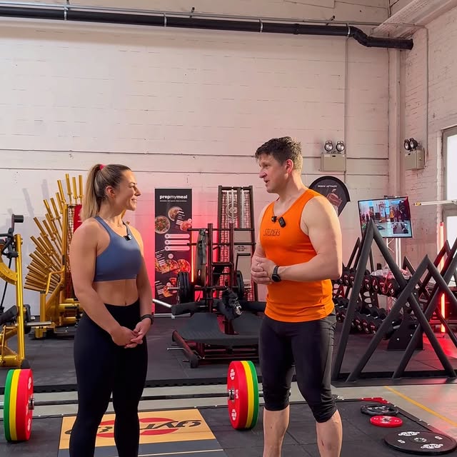 Was macht Gewichtheben eigentlich aus? 🏋️‍♂️ 

Für mich ist es die ehrlichste Form von Training:
Du trainierst deinen ganzen Körper –
effizienter, schneller und athletischer als mit fast allem anderen. ⚡️

Es geht nicht nur um Kraft. Es geht um Explosivität. Um Schnelligkeit. Um echte Athletik.

👉 Aber der entscheidendste Punkt: Du musst die Technik beherrschen. 
Dann wird Gewichtheben zum echten Gamechanger. 💥

@viktoriia.fischer danke für die Frage!