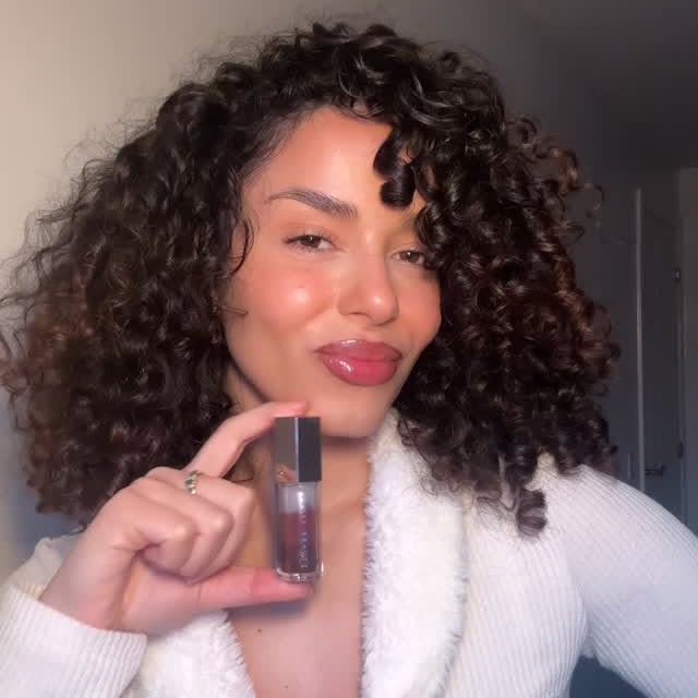 Eternally obsessed with fenty lip glosses 💗

Glosses - Fenty glow fantasy, sugar plums & spiked hot chocolate 

Liners - @rimmellondon lasting finish in pinch me, @nyxcosmetics_uk in cocoa & @fentybeauty in extra thigh 🤎