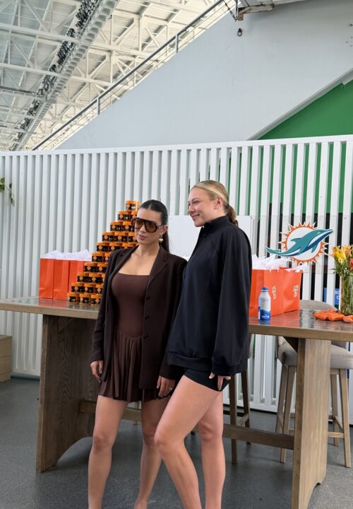 Amanda Anisimova poses with a fan