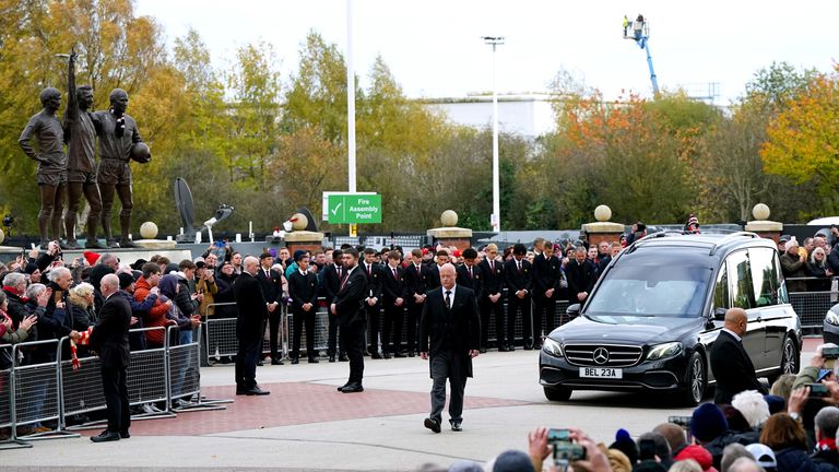 sokapro-Man United legend Sir Bobby Charlton given a befitting send off