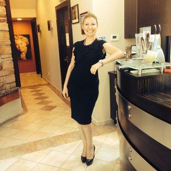 Dr Anne Gershkowitz cosmetic dentist in the office