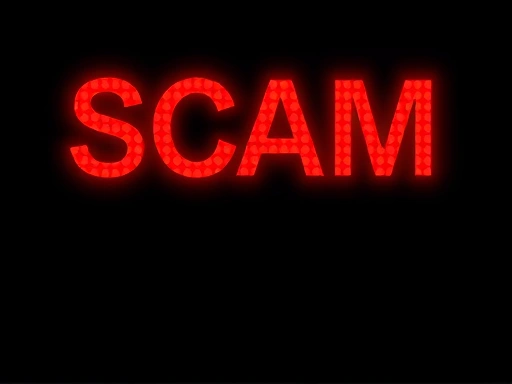 어두운 배경에 돈을 쫓는 듯한 사람의 실루엣이 흐릿하게 보이고, 그 위에 'SCAM'이라는 글자가 빨간색으로 경고등처럼 빛나는 이미지