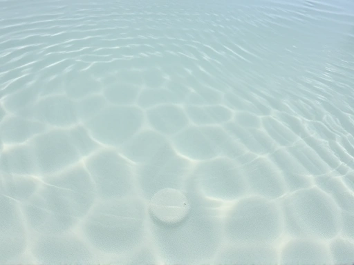 간헐천 웅덩이 표면에 미세한 물결이 일렁이는 클로즈업 샷.