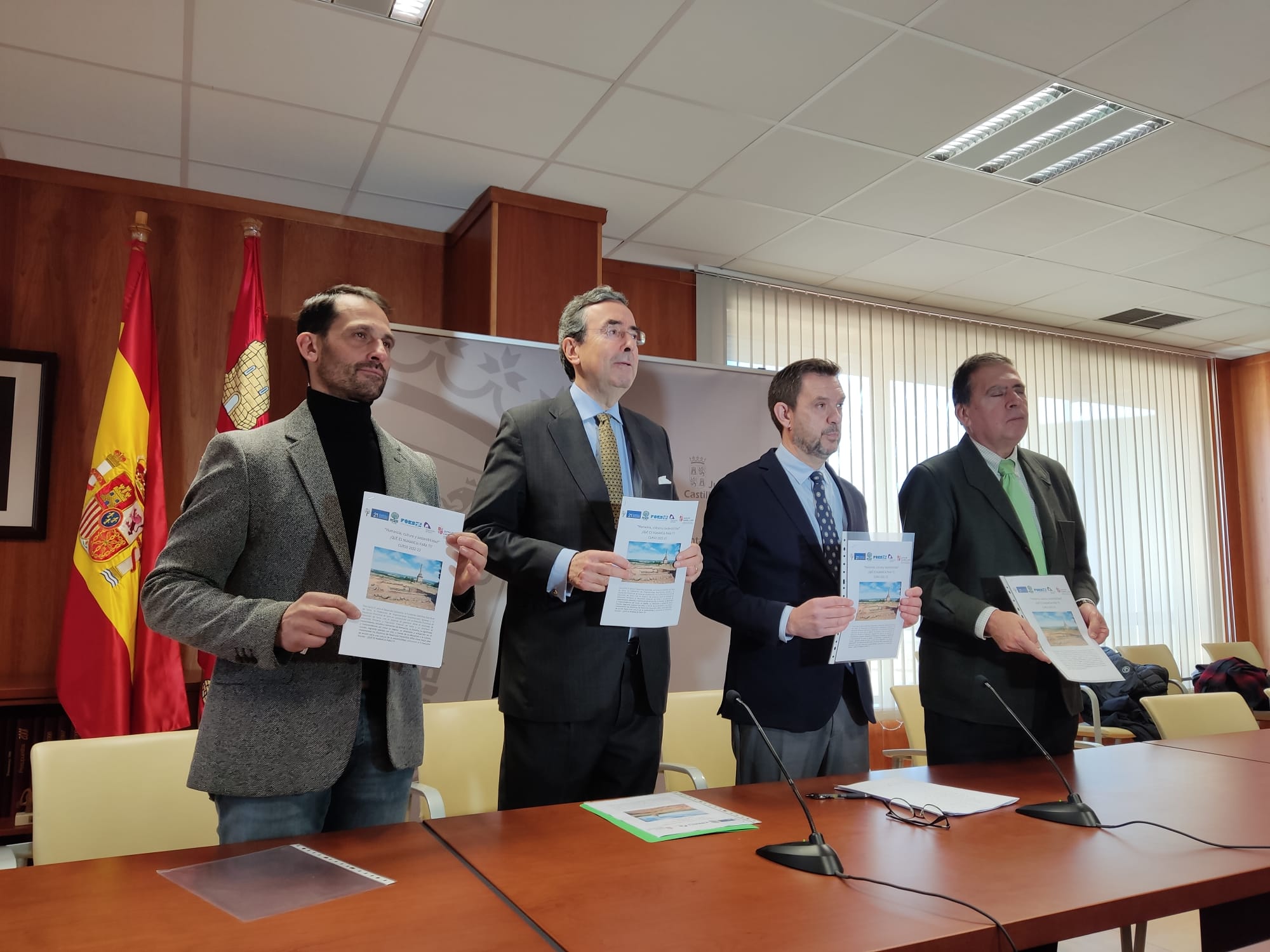 FOTO: De Dcha. a Izq., Enrique Rubio (diputado de Cultura de Soria), Amalio de Marichalar (presidente del Foro Soria 21), Rafael Medina (Sec. Territ. de la JCyL) y Javier Barrio (Jefe Territ. de Educación en Soria).