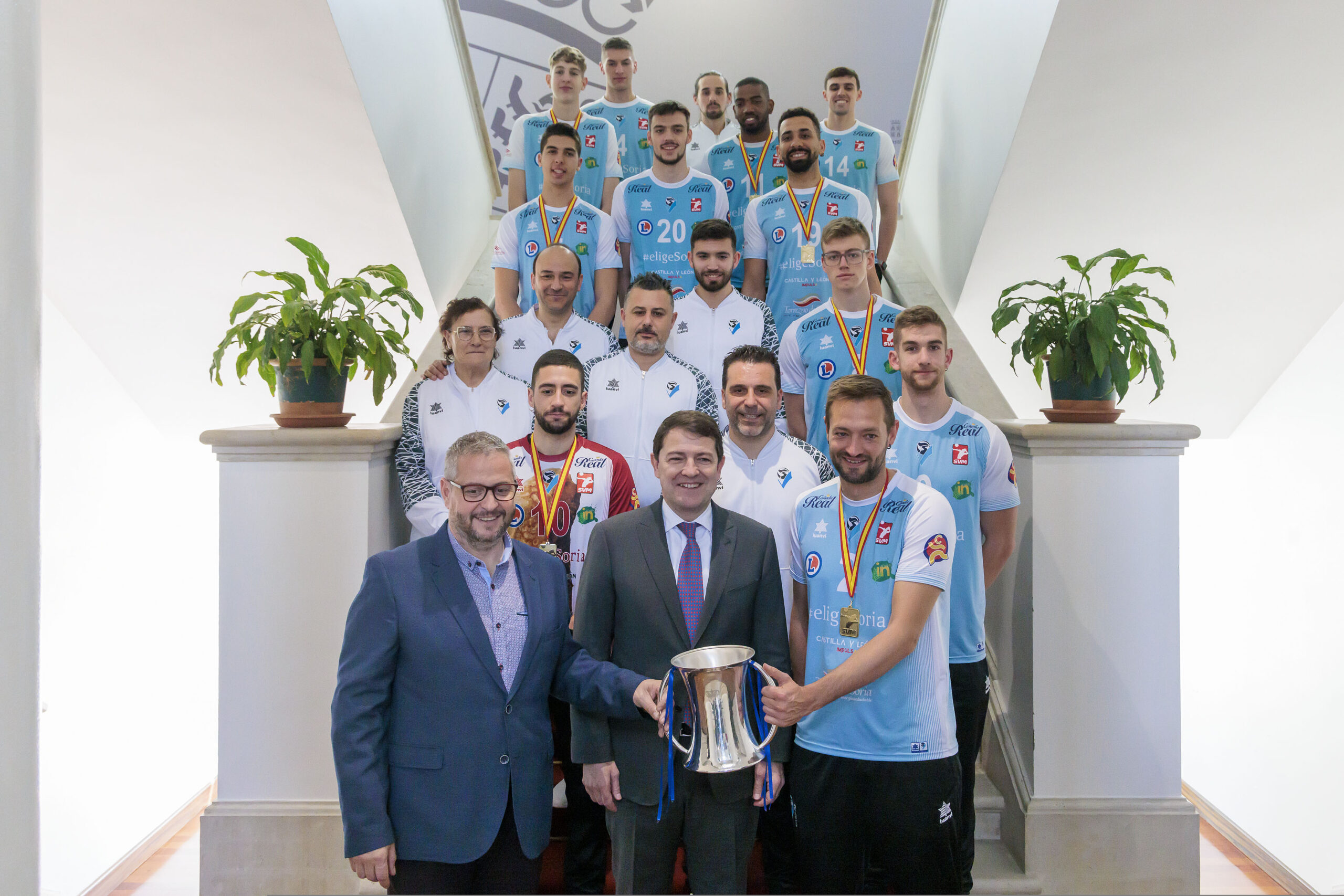 VALLADOLID
 FOTO ©FRANCISCO J DE LAS HERAS
El presidente de la Junta de Castilla y León, Alfonso Fernández Mañueco, recibe al Club Deportivo Voleibol 'Río Duero Soria' tras lograr la 48 Copa del Rey de Voleibol. Las intervenciones del presidente del Club, Alfredo Cabrerizo Hernández; de su capitán, Manuel Salvador Esteban