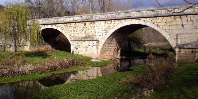 Puente de piedra sobre el río Ucero. FOTO: Adrián del Cura