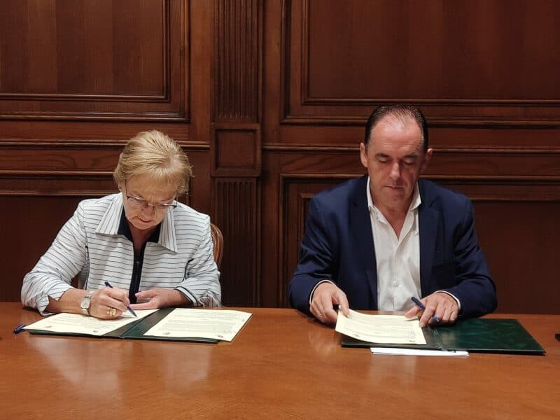 De Izq. a Dcha., María Asunción de Rojo, presidenta de FADISO, Benito Serrano, presidente de la Diputación de Soria.