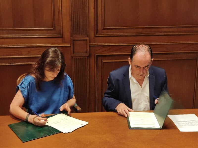 De Izq. a Dcha., Nuria Santa Cruz, gerente de Autismo Soria, Benito Serrano, presidente de la Diputación de Soria.