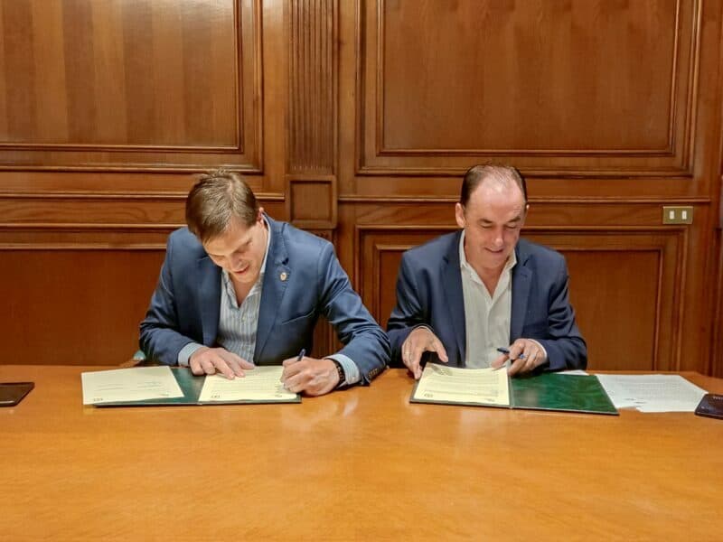 De Izq. a Dcha., Javier Alonso, presidente del Colegio de Farmacéuticos de Soria, Benito Serrano, presidente de la Diputación de Soria.