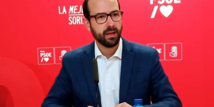 FOTO: Ángel Hernández en una rueda de prensa este lunes. Fuente: PSOE Soria.