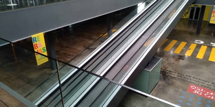 GOLMAYO - Centro Comercial Camaretas. La víctima acababa de ganar 6.000 euros en un local de apuestas y juego del centro comercial Camaretas.