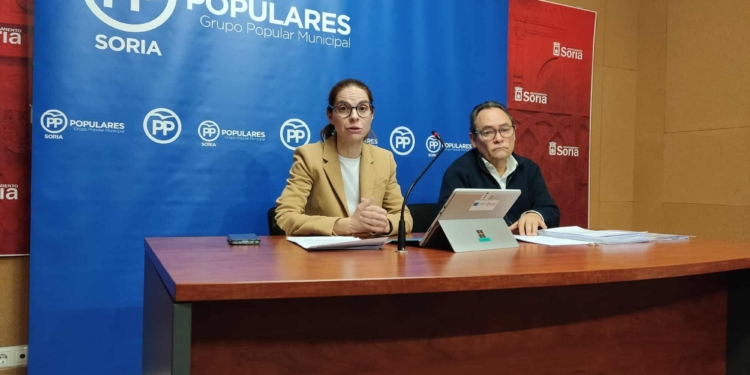 Belén Izquierdo y Saturnino de Gregorio en la rueda de prensa en la que han pedido una comisión para saber la razón del impago de 1,8 M€ en facturas