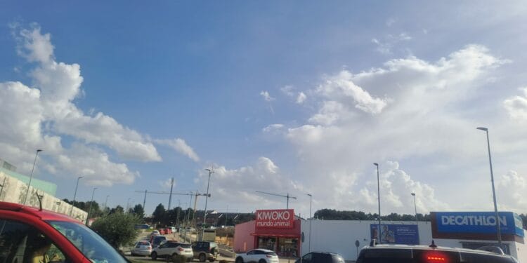 Atascos por obras de asfaltado en Soria. Imagen desde la rotonda de Camaretas (Golmayo).