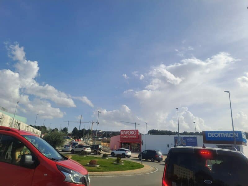 Atascos por obras de asfaltado en Soria. Imagen desde la rotonda de Camaretas (Golmayo).