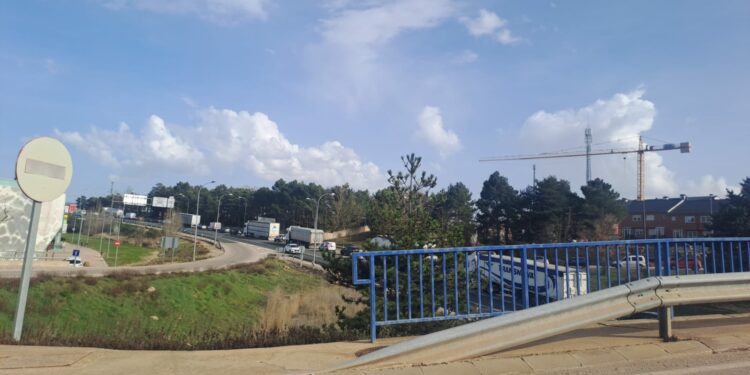 Imagen de las retenciones provocadas esta tarde en Camaretas por las obras de asfaltado en la rotonda del Caballo Blanco.