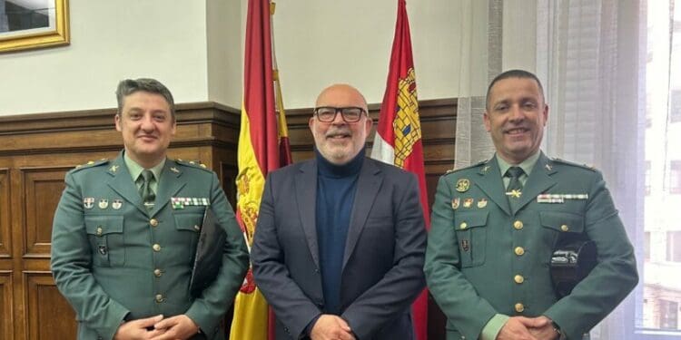 Fotografía: El subdelegado del Gobierno, Miguel Latorre, acompañado por el teniente coronel jefe de la Guardia Civil de Soria, Sergio Peñarroya (a la derecha del subdelegado) y por el nuevo jefe del Subsector de Tráfico de Guadalajara, el capitán Diego Francisco Gil Gonzalo