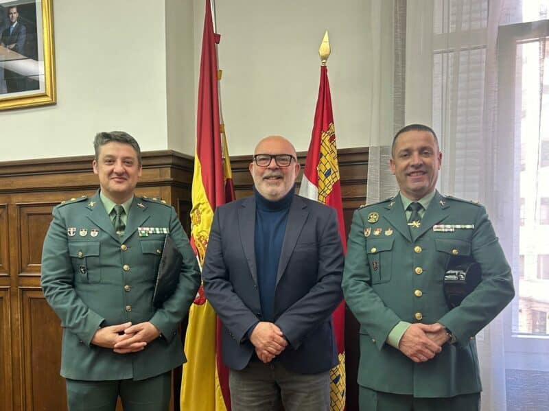 Fotografía: El subdelegado del Gobierno, Miguel Latorre, acompañado por el teniente coronel jefe de la Guardia Civil de Soria, Sergio Peñarroya (a la derecha del subdelegado) y por el nuevo jefe del Subsector de Tráfico de Guadalajara, el capitán Diego Francisco Gil Gonzalo