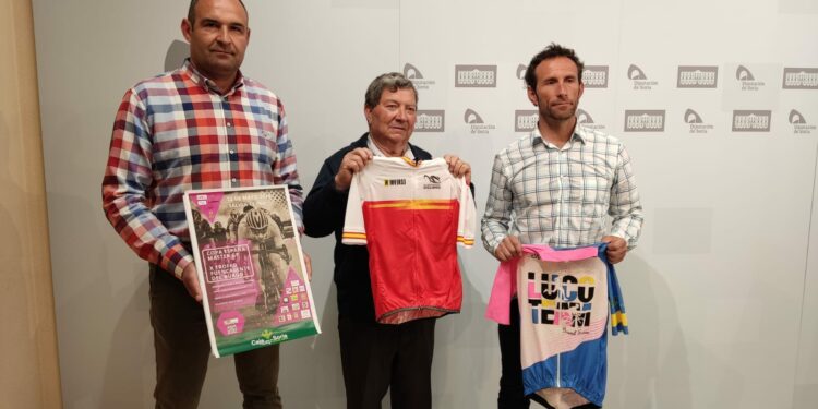 De izq. a dcha. Sergio Frías, diputado de Deportes de Soria; Manuel Gómez, alcalde de Fuencaliente del Burgo; Luis José Lucas, organizador de la carrera.