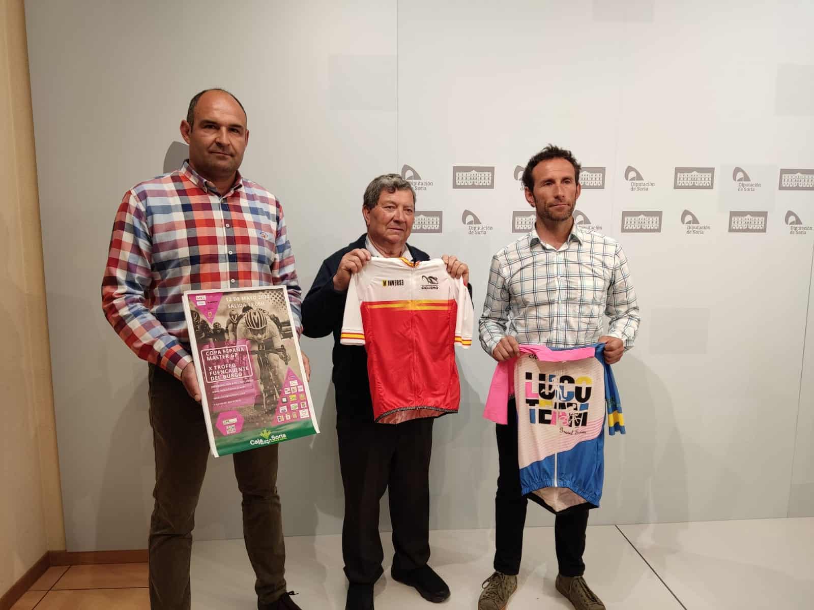 De izq. a dcha. Sergio Frías, diputado de Deportes de Soria; Manuel Gómez, alcalde de Fuencaliente del Burgo; Luis José Lucas, organizador de la carrera.