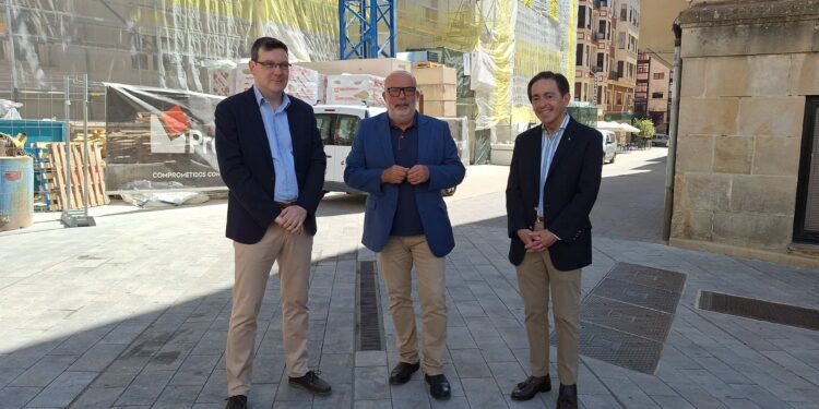 FOTO: De izquierda a derecha, Javier Merino, responsable de la gestión de la obra; Miguel Latorre, Subdelegado del Gobierno en Soria; y José Antonio Sánchez Quintanilla, Oficial Mayor del Ministerio de Trabajo y Economía Social.