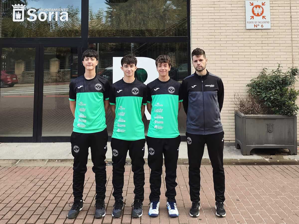 EN IMAGEN: Ian Antón, Hugo Sanz, Miguel Pérez y su técnico Carlos Palero convocados para formar parte de la Selección NacionalSub17 de bádminton.