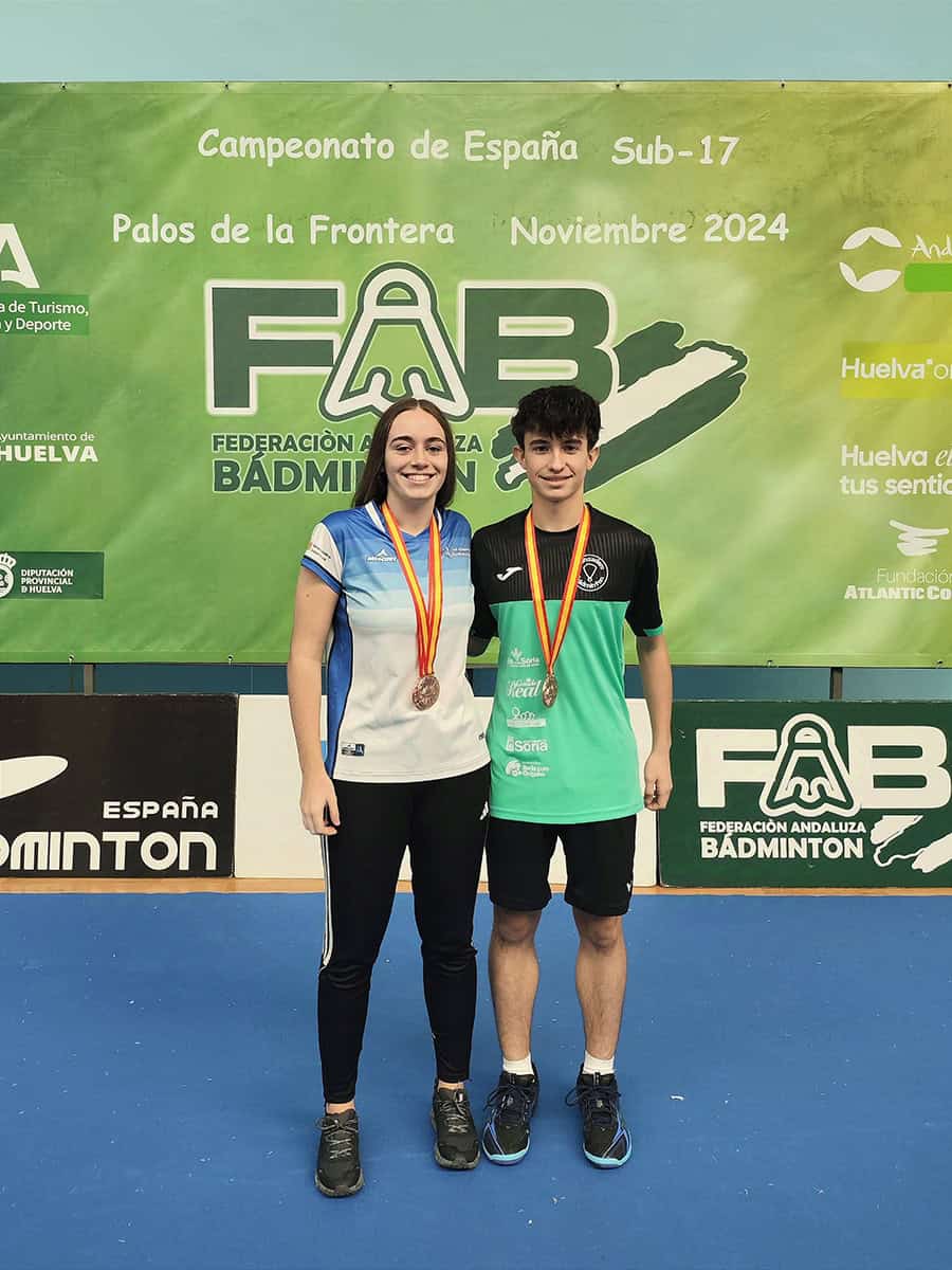 EN IMAGEN: Hugo Sanz y su compañera de dobles mixto Blanca Cantón (Belmecher) medallistas de bronce en el Campeonato de España Sub17.