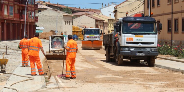 Obras de limpieza en la travesía de Berlanga de Duero tras la riada de junio de 2021