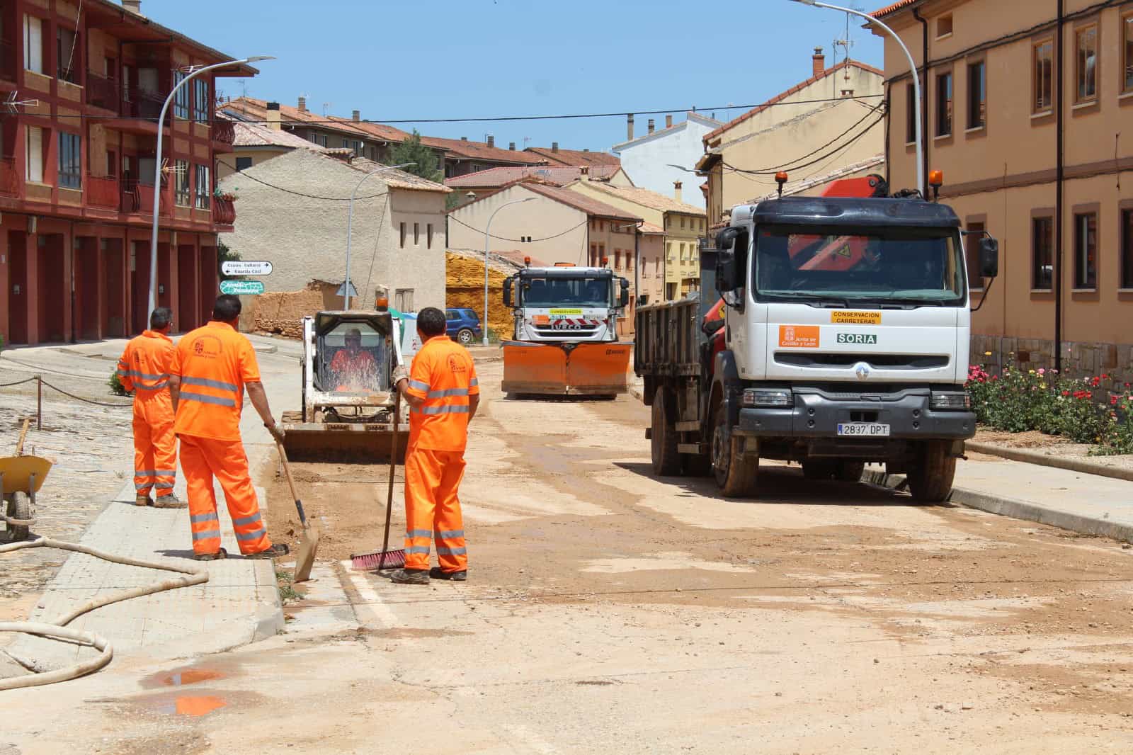 Obras de limpieza en la travesía de Berlanga de Duero tras la riada de junio de 2021