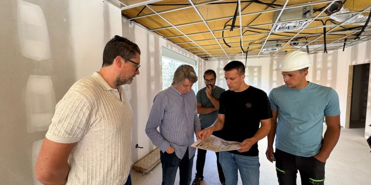 Carlos Martínez visita las obras del futuro Centro Cívico de Los Royales.