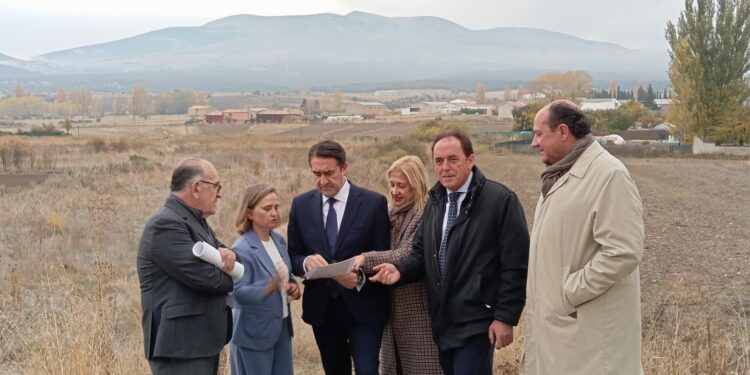 Juan Carlos Suárez-Quiñones, este miércoles en Ólvega, con el Moncayo Soriano a sus espaldas. 05-11-2025