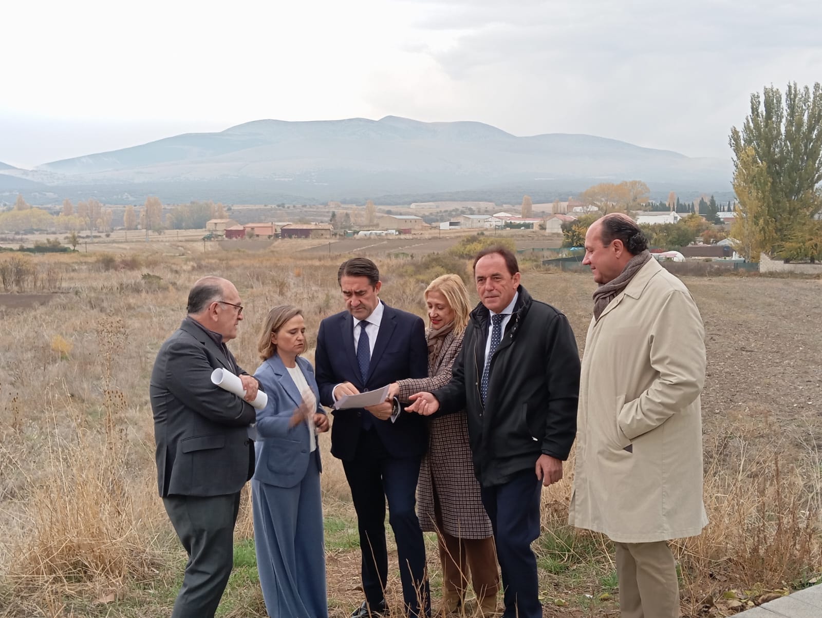 Juan Carlos Suárez-Quiñones, este miércoles en Ólvega, con el Moncayo Soriano a sus espaldas. 05-11-2025