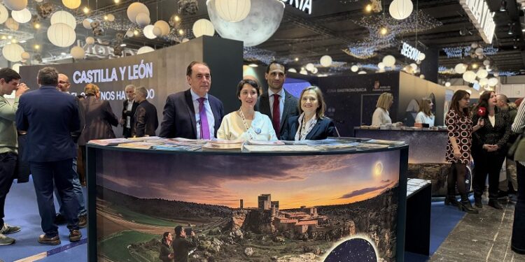 Diputación de Soria en FITUR 2026. El presidente de la Diputación, Benito Serrano, acompañado de la Diputada de Turismo, Elia Jiménez,; y del Diputado de Cultura, Enrique Rubio.