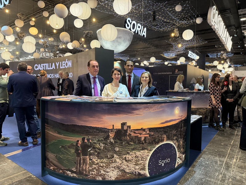 Diputación de Soria en FITUR 2026. El presidente de la Diputación, Benito Serrano, acompañado de la Diputada de Turismo, Elia Jiménez,; y del Diputado de Cultura, Enrique Rubio.