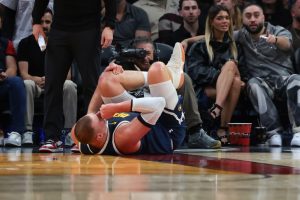 Nikola Jokic se duele tras lesionarse contra Miami Heat. Fotografía: Sam Navarro-Imagn Images